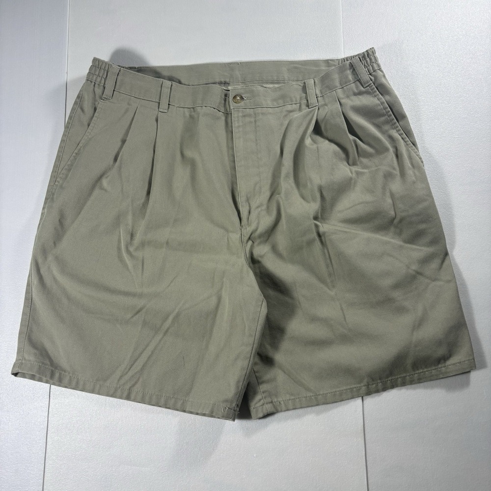 Van Heusen Men's Pleated Khaki Chino Shorts Elastic Waist Size 40 Classic Casual